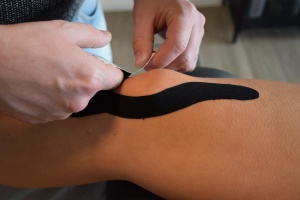 Kinesiotape-Anlage zur Stimulierung der kniegelenkumgebenden Muskulatur bei Kniebeschwerden